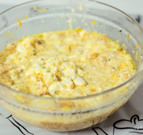 Στο μπολ με την κολοκύθα προσθέτετε, τα τρία αυγά και το γάλα. Ανακατεύετε καλά για να ομογενοποιηθούν τα υλικά. Αφού αναμιχθούν καλά τα υλικά, προσθέτετε το λάδι, το αλάτι, το πιπέρι και την ρίγανη. Ανακατεύετε ξανά.   Προσθέτετε το ανθότυρο στο μείγμα. Ανακατεύετε.