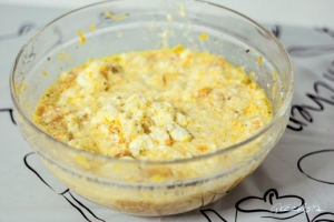 Στο μπολ με την κολοκύθα προσθέτετε, τα τρία αυγά και το γάλα. Ανακατεύετε καλά για να ομογενοποιηθούν τα υλικά. Αφού αναμιχθούν καλά τα υλικά, προσθέτετε το λάδι, το αλάτι, το πιπέρι και την ρίγανη. Ανακατεύετε ξανά.   Προσθέτετε το ανθότυρο στο μείγμα. Ανακατεύετε.