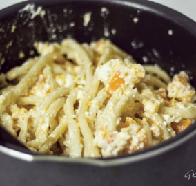 Στην κατσαρόλα με τα μακαρόνια, προσθέτετε το μείγμα και ανακατεύετε απαλά.