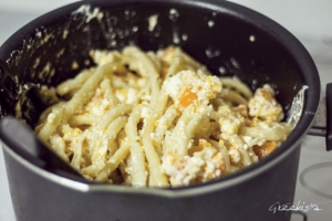 Στην κατσαρόλα με τα μακαρόνια, προσθέτετε το μείγμα και ανακατεύετε απαλά.