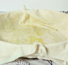 Σε βαθύ ταψάκι 30 εκ. , βάζετε μια κουταλιά  λάδι και αλείφετε όλη την επιφάνεια. Στρώνετε τα τρία φύλλα στον πάτο του. Ενδιάμεσα στα φύλλα βάζετε μια κουταλιά λάδι, την οποία αλείφετε σε όλη την εσωτερική επιφάνεια.