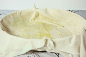 Σε βαθύ ταψάκι 30 εκ. , βάζετε μια κουταλιά  λάδι και αλείφετε όλη την επιφάνεια. Στρώνετε τα τρία φύλλα στον πάτο του. Ενδιάμεσα στα φύλλα βάζετε μια κουταλιά λάδι, την οποία αλείφετε σε όλη την εσωτερική επιφάνεια.