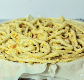 Τοποθετούμε ομοιόμορφα, τα μακαρόνια. Διπλώνουμε τις άκρες των κάτω φύλλων και τις αλείφουμε με λάδι. Τοποθετούμε τα άλλα τρία φύλλα από επάνω, αλείφοντας παράλληλα στο ενδιάμεσο από μια κουταλιά λάδι.