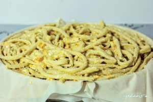 Τοποθετούμε ομοιόμορφα, τα μακαρόνια. Διπλώνουμε τις άκρες των κάτω φύλλων και τις αλείφουμε με λάδι. Τοποθετούμε τα άλλα τρία φύλλα από επάνω, αλείφοντας παράλληλα στο ενδιάμεσο από μια κουταλιά λάδι.