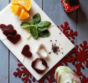 Πρόταση σερβιρίσματος: Κόψτε με το ειδικό σκεύος το παντζάρι σε καρδούλες και περάστε το καλαμάκι μέσα από το κέντρο τους.