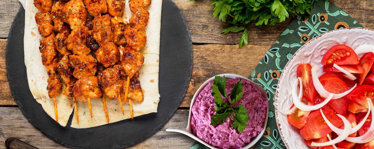 souvlakia-me-tzatziki-pantzari-1200x675